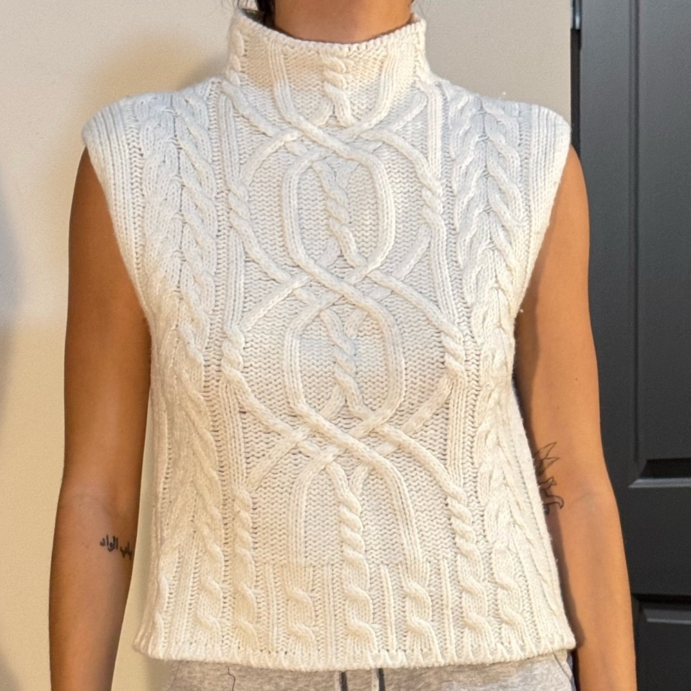 sleeveless shirt/sweater